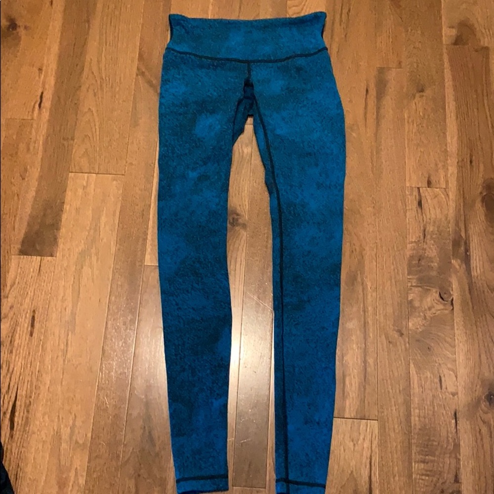 Lululemon Blue and Black Wunder Unders Size 6